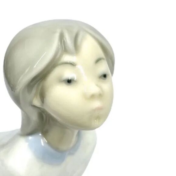 Lladro Girl Kissing Figurine #4873 7.5” Retired 1974–1997 Love Romance EUC - Picture 2 of 5